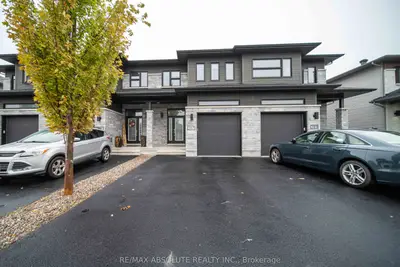 Att/Row/Townhouse in Russell