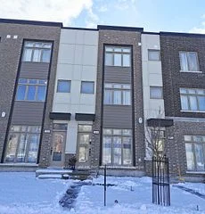 Att/Row/Townhouse in Manor Park - Cardinal Glen and Area