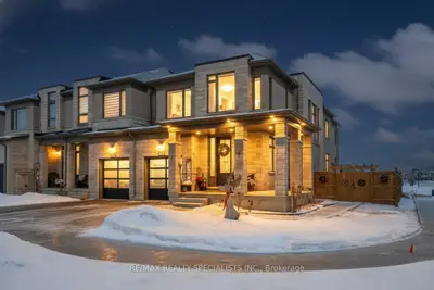 Att/Row/Townhouse in Woodstock