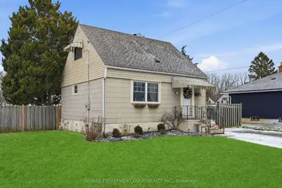 Detached in Brantford