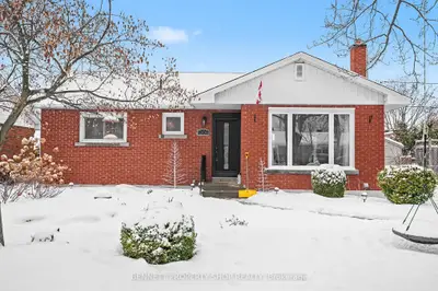Detached in Parkway Park - Queensway Terrace S and Area