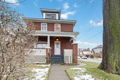 Detached in Niagara Falls