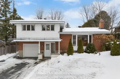 Detached in Parkway Park - Queensway Terrace S and Area