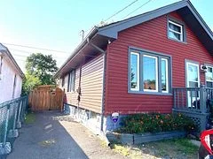 Detached in Niagara Falls