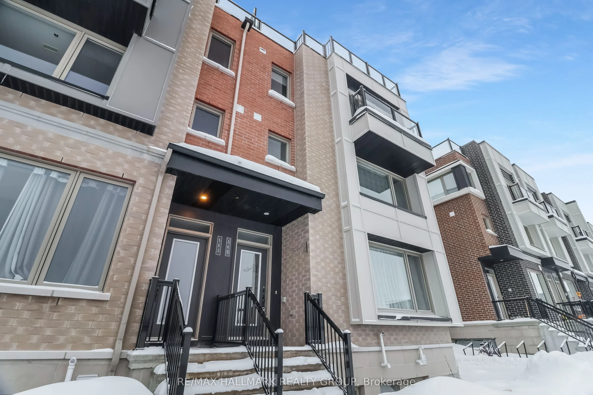 565 Ozawa Private, Manor Park - Cardinal Glen and Area, ON K1K 4Z9