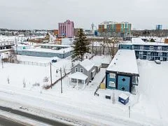 Detached in Niagara Falls