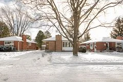 2366 Cheshire Road, Parkway Park - Queensway Terrace S and Area, ON K2C 1G3