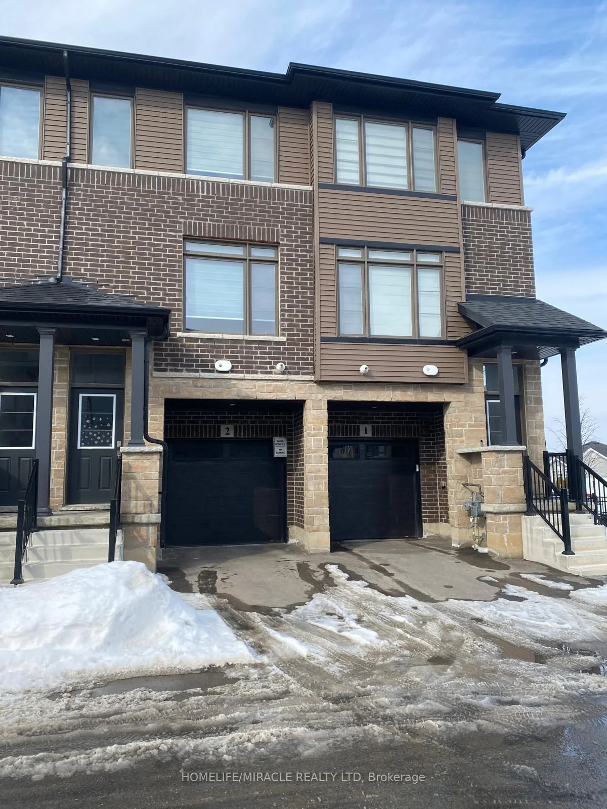 Att/Row/Townhouse in Brant