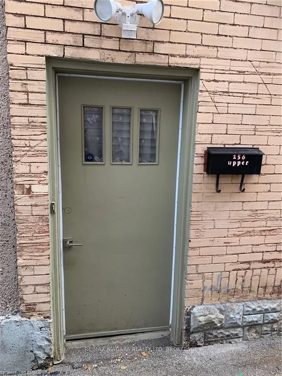 256 East Main Street Upper, Welland, On L3b 3w9