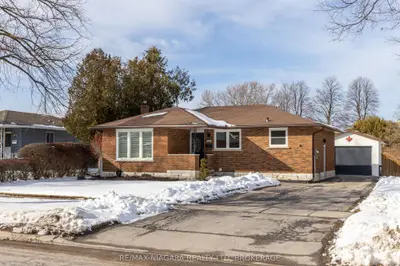8225 Paddock Trail Drive, Niagara Falls, ON L2H 1X1