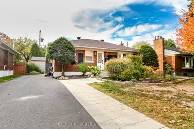 2034 Saunderson Drive A, Elmvale Acres and Area, ON K1G 2E6