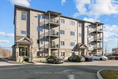 360 Tribeca Private 4, Barrhaven, ON K2J 4J3