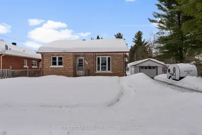 4 Sack Road, Petawawa, ON K8H 1Z2