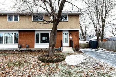 3 Farlane Boulevard, Cityview - Parkwoods Hills - Rideau Shore, ON K2E 5H1