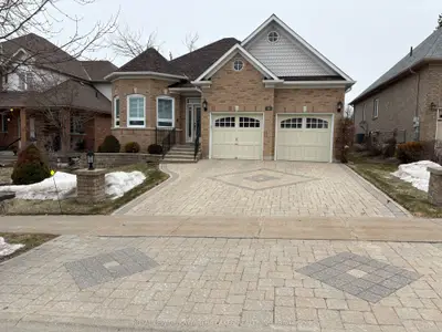 8 Ellis Crescent, Kawartha Lakes, ON K9V 0A4