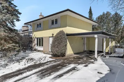 22 Dayton Crescent, South of Baseline to Knoxdale, ON K2H 7N9