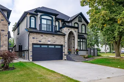 4 LOCKMAN Drive, Hamilton, ON L9K 0C1