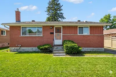 1112 Cobden Road, Parkway Park - Queensway Terrace S And Area, On K2c 2z2