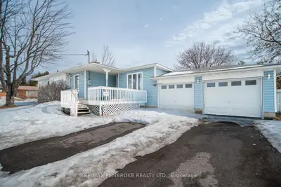 35 Mohns Avenue, Petawawa, ON K8H 2G7