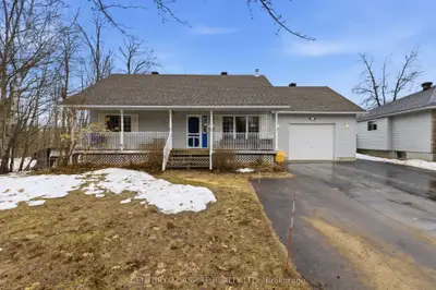 27 Bayshore Drive, Petawawa, ON K8H 3R7