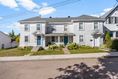 Att/Row/Townhouse in Pembroke