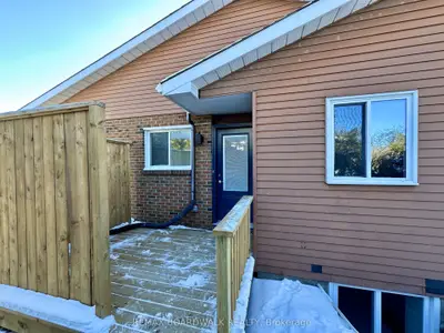300 Dalehurst Drive B, Tanglewood - Grenfell Glen - Pineglen, ON K2G 4E4