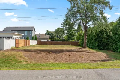 9 Doris Avenue, Blossom Park - Airport and Area, ON K1T 3W8