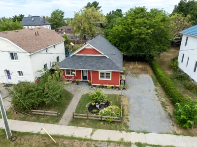6 Yonge Street, Lansdowne Village, On K0e 1l0
