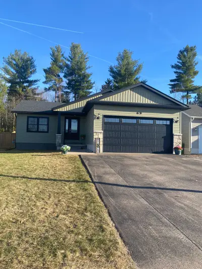 43 Dustin Drive, Petawawa, On K8h 0g3