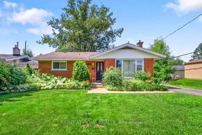 1252 Tompkins Street Unit B, Parkway Park - Queensway Terrace S And Area, On K2c 3b7