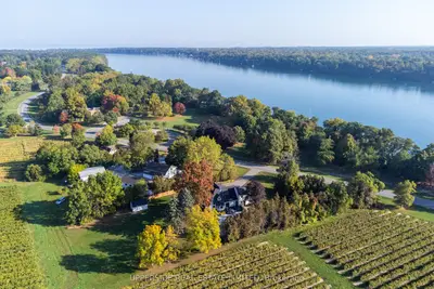 15886 Niagara Parkway, Niagara-on-the-lake, On L0s 1j0