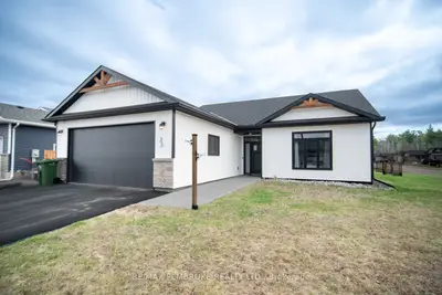 33 Durant Street, Petawawa, On K8h 0g3