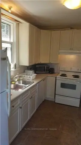 28 Hollywood Street N, Hamilton, On L8s 3k6