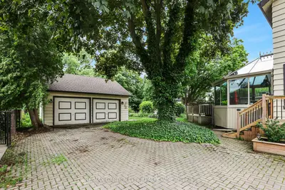 10 Maple Avenue, Grimsby, On L3m 3b6
