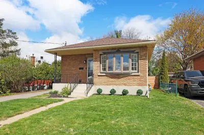 390 Maria Goretti Circle, Vanier And Kingsview Park, On K1l 6s4