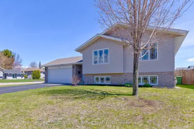 42 Oak Avenue, Petawawa, On K8h 0b5