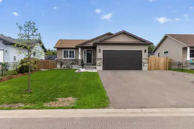 27 Terrance Drive, Petawawa, On K8h 0h3