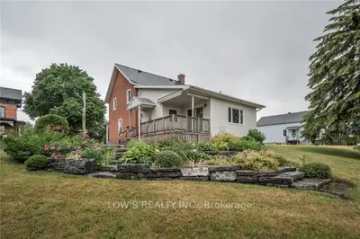 Detached in Champlain
