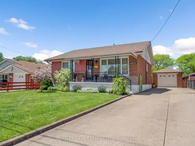 Detached in Niagara Falls