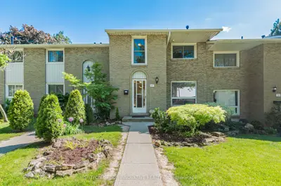 Condo Townhouse in Hamilton