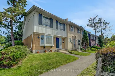 Att/Row/Townhouse in South of Baseline to Knoxdale