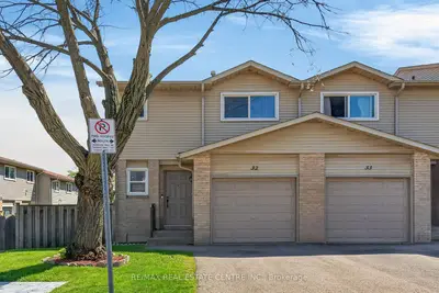 Condo Townhouse in Hamilton