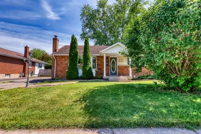 Detached in Niagara Falls