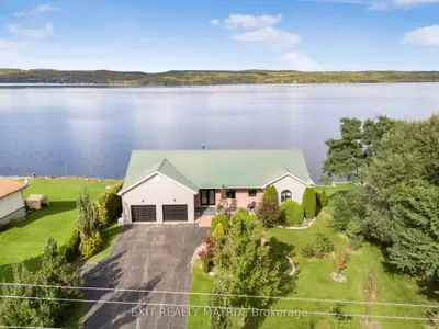 Detached in Champlain