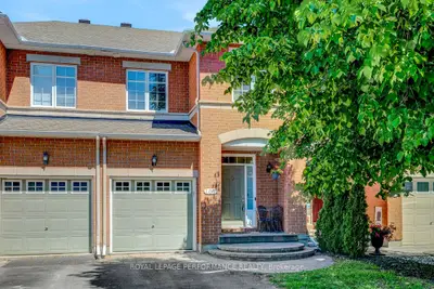 Att/Row/Townhouse in Hunt Club - South Keys and Area