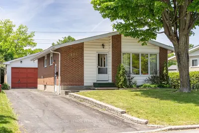 Detached in Elmvale Acres and Area