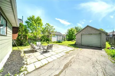 Detached in Port Colborne