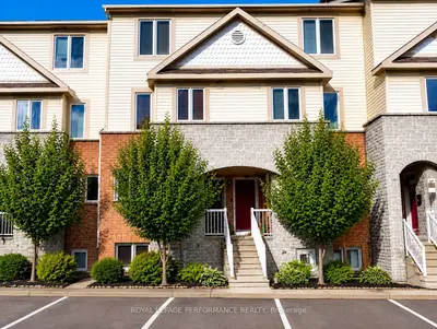 Condo Townhouse in Cyrville - Carson Grove - Pineview