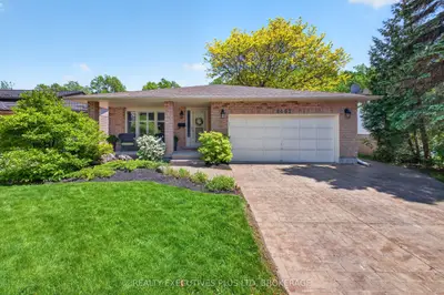 Detached in Niagara Falls