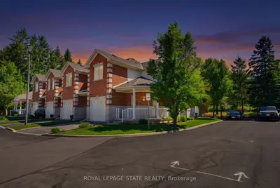Condo Townhouse in Hamilton